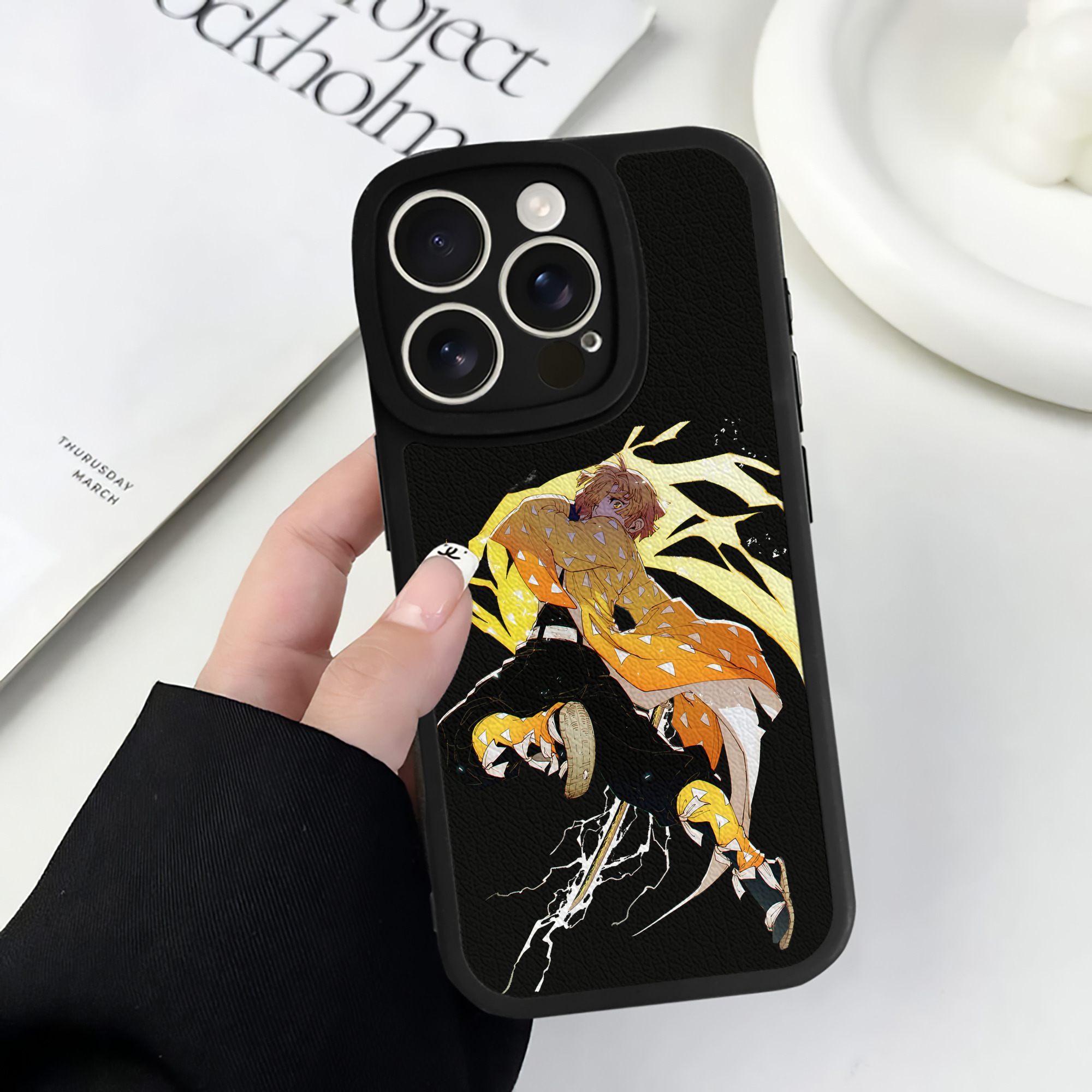 （画像用） 鬼滅の刃（きめつのやいば）我妻 善逸／あがつま ぜんいつ Agatsuma Zenitsu 【iPhone 16シリーズ対応】シリコンスマホケース（レザー調） 材質：シリコン